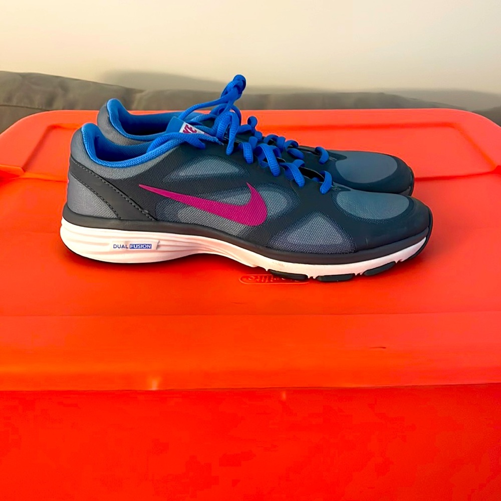 Women’s Nike Dual Fusion Sneakers
